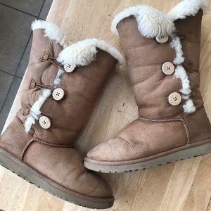 Ugg Bailey Button Triplet size 6